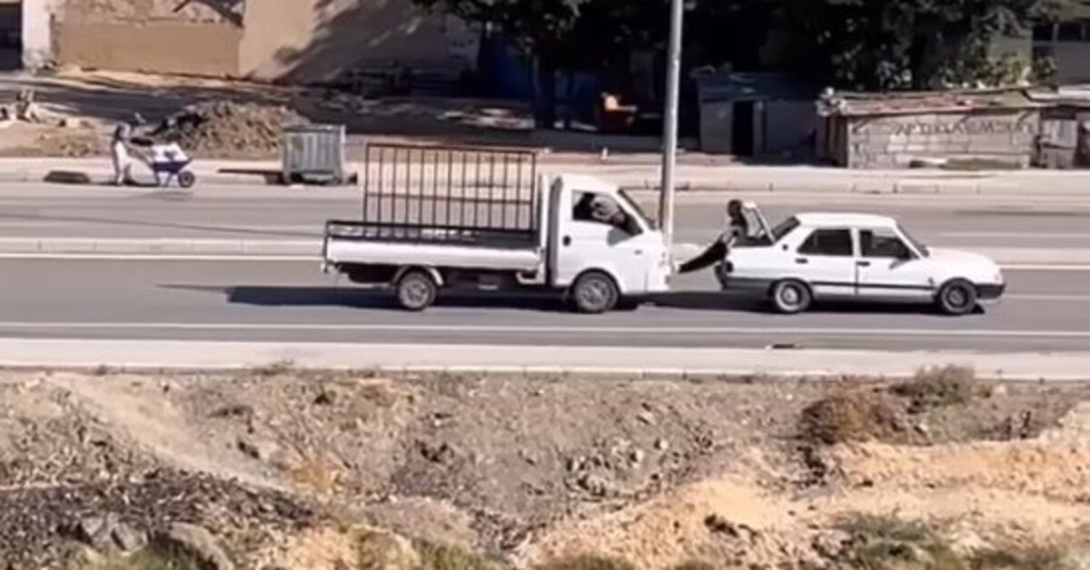 Bir garip yol yardımı: Yolda kalan aracı ayaklarıyla itti