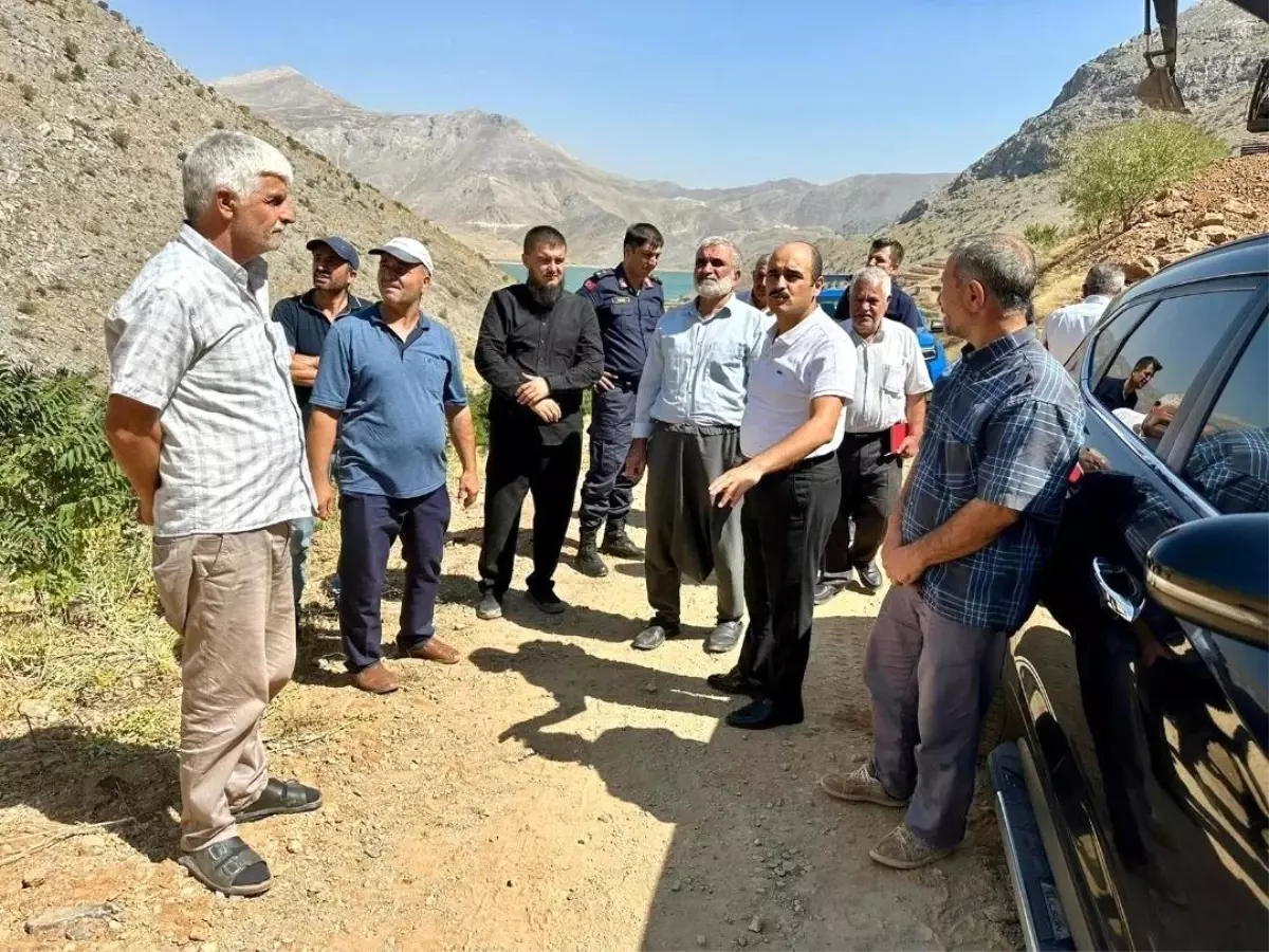 Çelikhan Kaymakamı köy yollarında incelemelerde bulundu