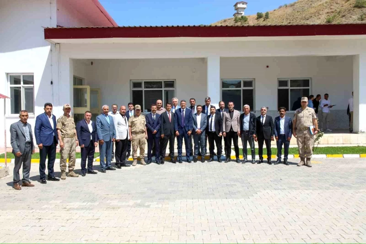 Hakkari Valisi Ali Çelik, Yüksekova ilçesindeki köy muhtarlarıyla bir araya geldi