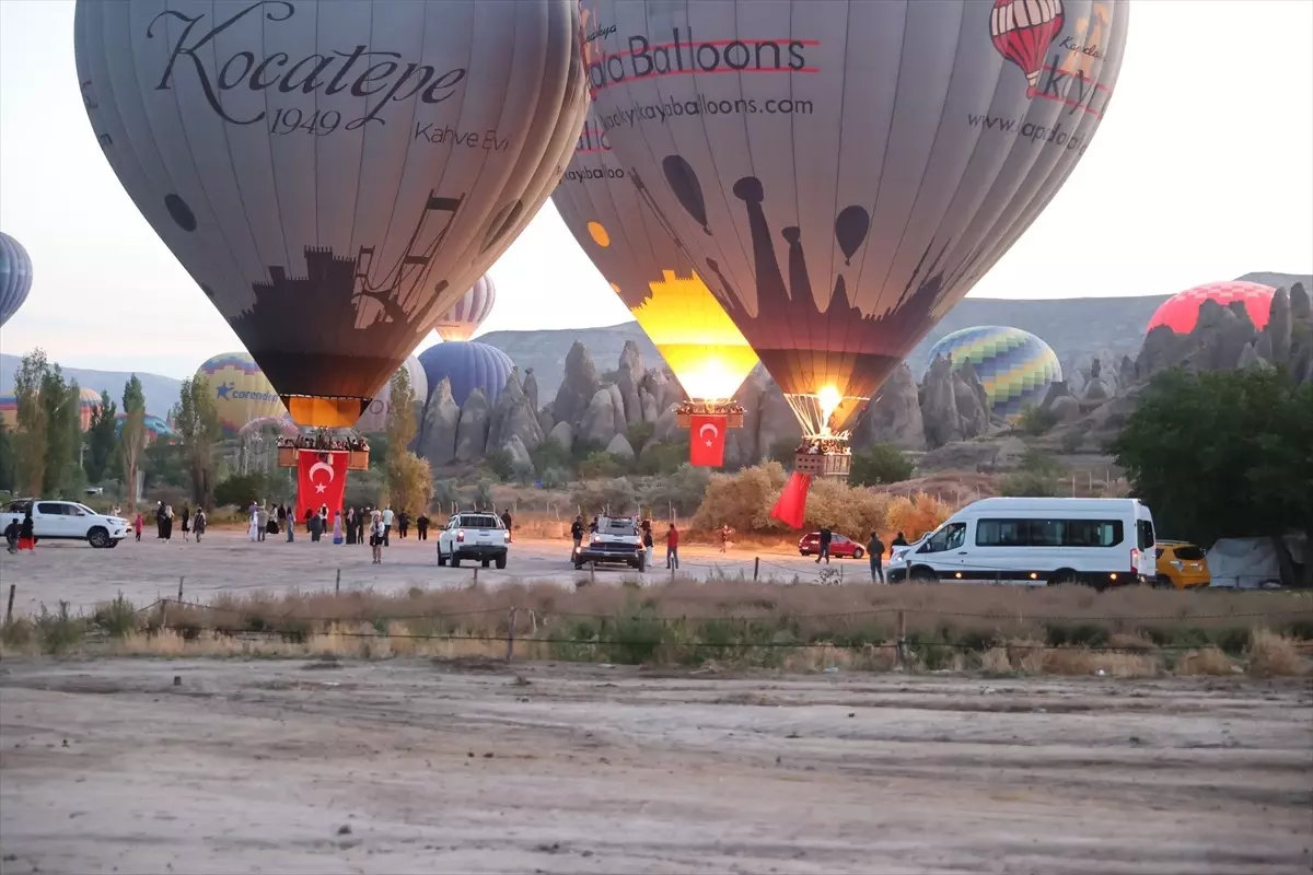 Kapadokya’da Sıcak Hava Balonları Türk Bayraklarıyla Uçtu