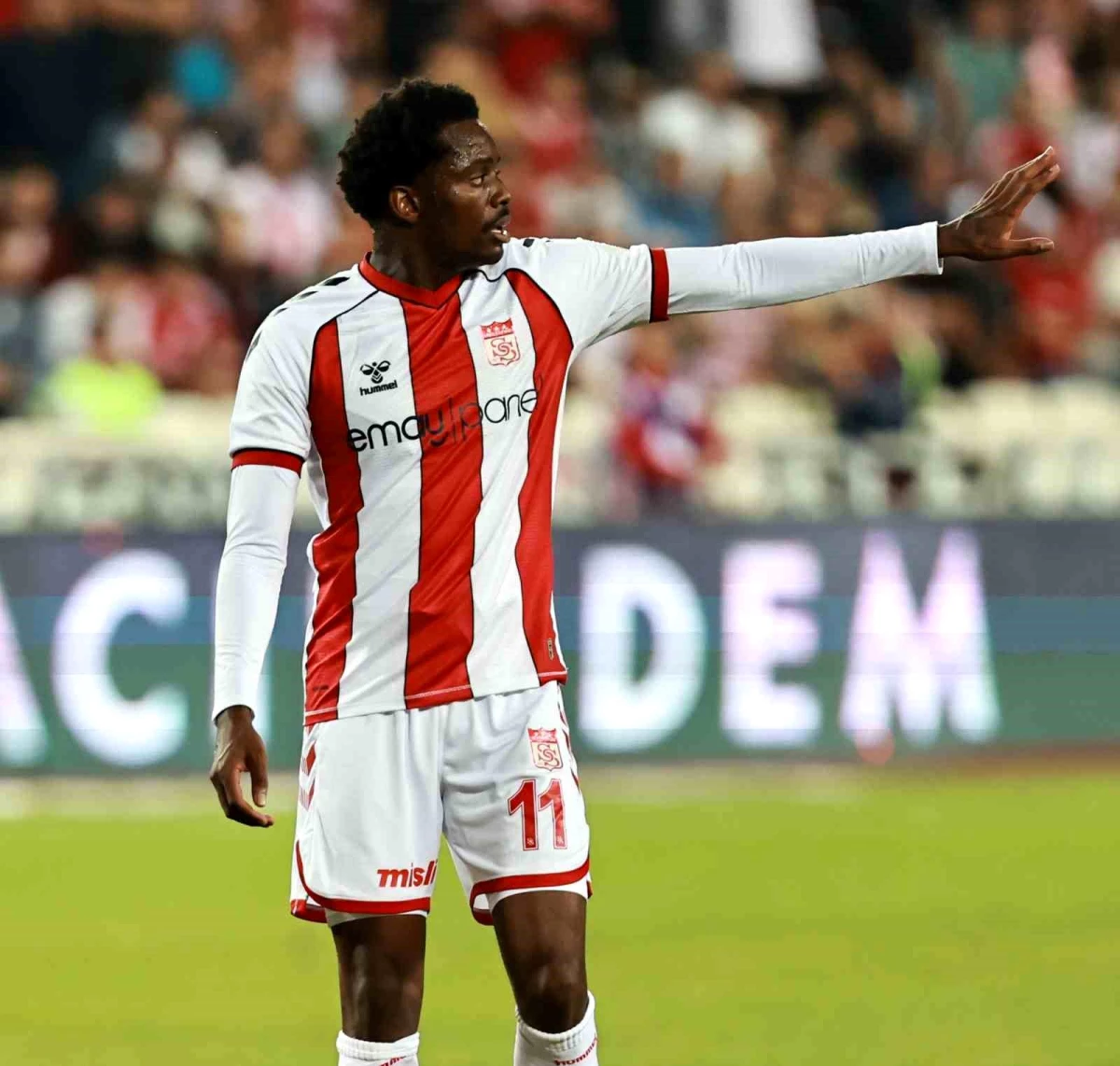 Sivasspor Orta Saha Oyuncusu Queensy Menig Sakatlandı