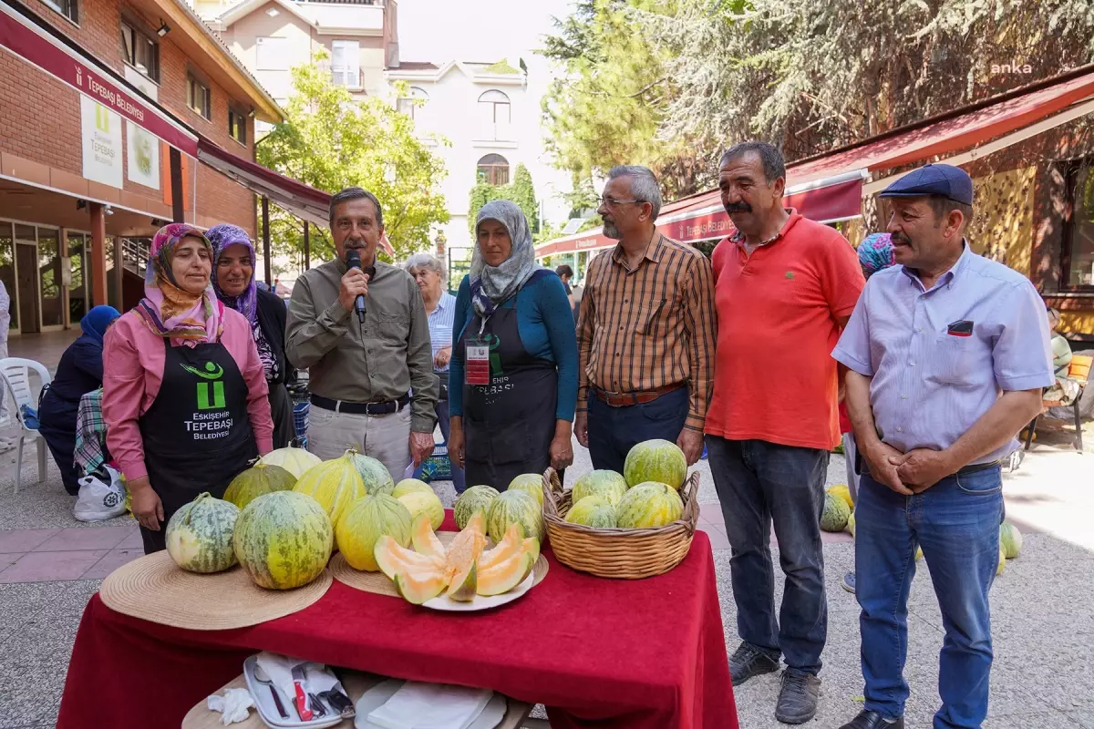 Tepebaşı Belediyesi Kadın Üretici Ürün Satış Noktası’nda Bağrıbütün Kavunu Satışa Sunuluyor