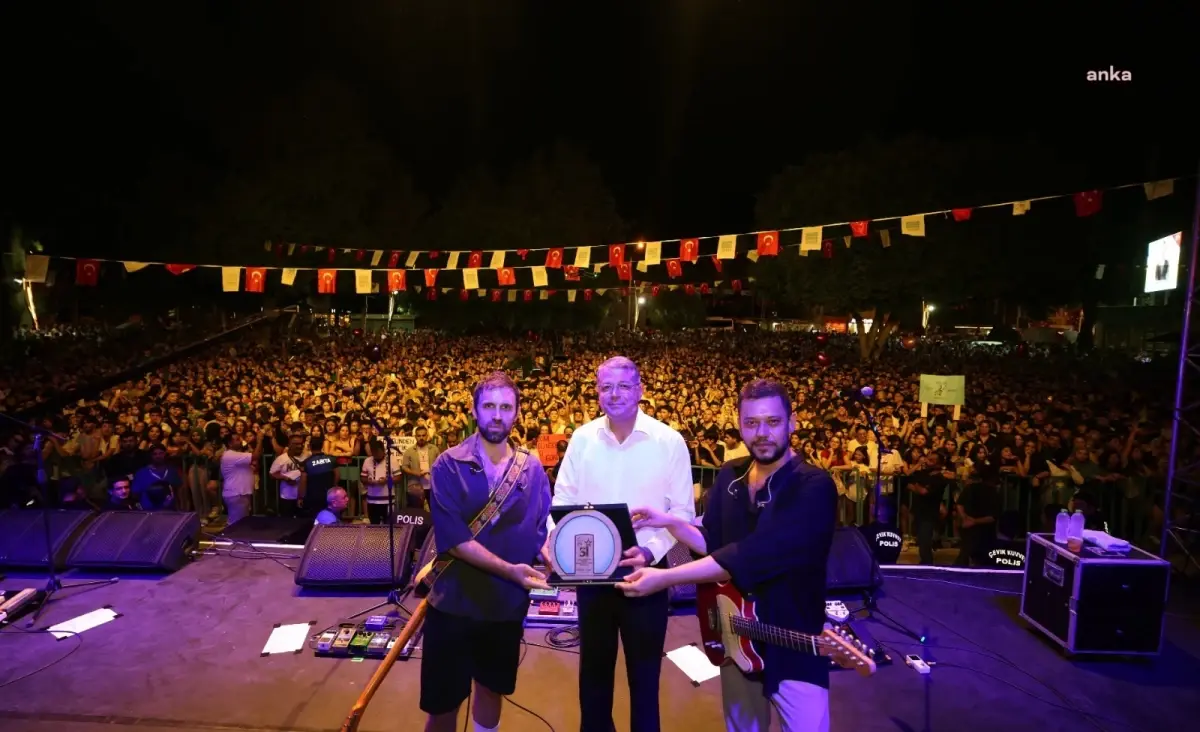 Adamlar Grubu Silifke’de Konser Verdi