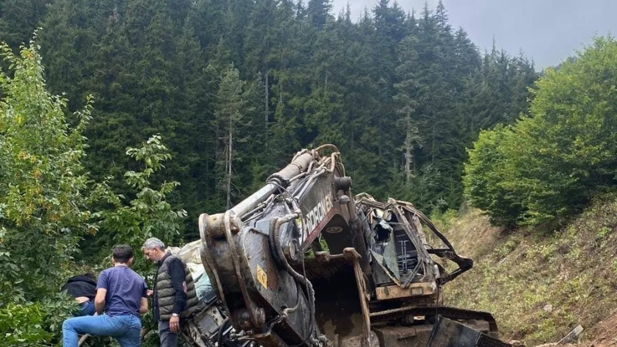 Artvin’de iş makinesi uçuruma yuvarlandı: 2 ölü!