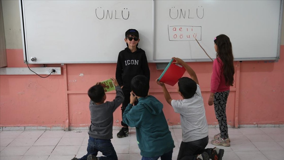 Bitlis’te sınıf öğretmeni, oyunlarla öğrencilerini eğitiyor