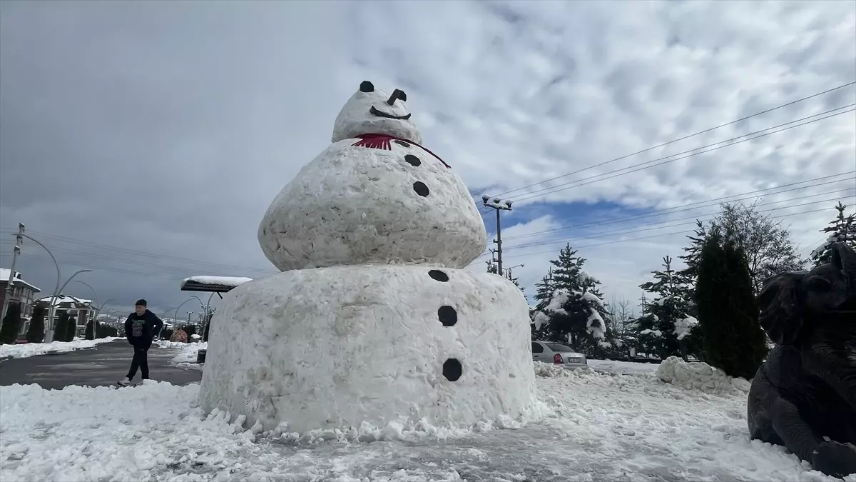 Bolu’da 5 Metrelik Kardan Adam Yapıldı