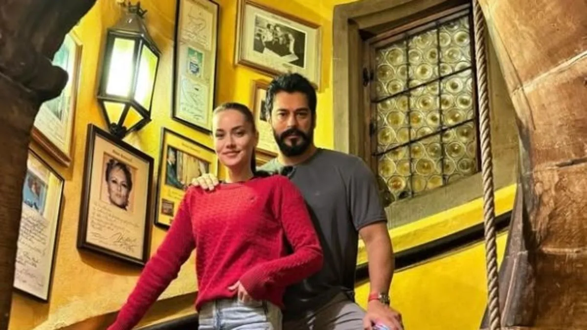 Tatilden döner dönmez birlikte kamera karşısına geçtiler! İşte Fahriye Evcen ve Burak Özçivit’ten aşk dolu set pozu!