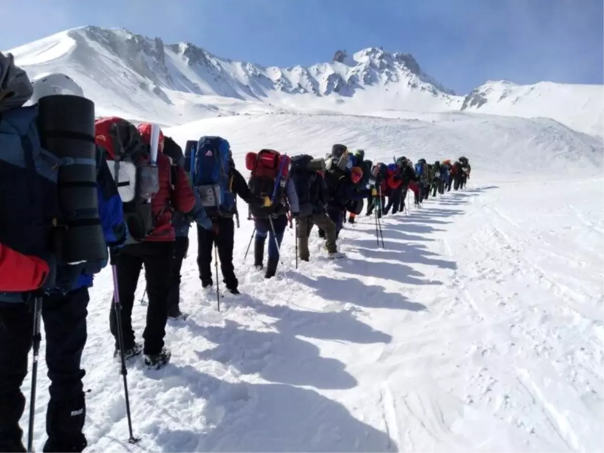 Erciyes Dağı Tırmanışı başarıyla gerçekleştirdi