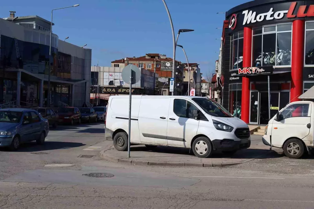 Sakarya’da Zabıta Ekiplerinden Yaya Yollarına Park Eden Araçlara Uyarı